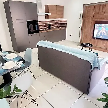 شقة New&cosy With Balcony